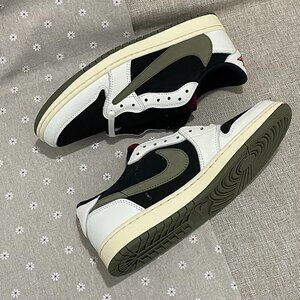 Jordan 1 Low-Top Basketball Shoes (Black)